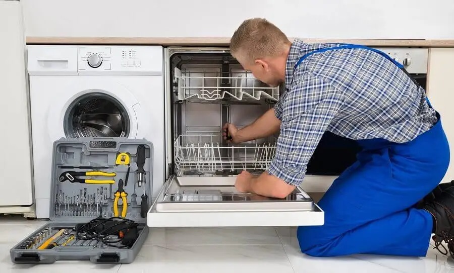Sultanhisar Hitachi servisi teknisyen ekibi beyaz eşya tamiri yaparken